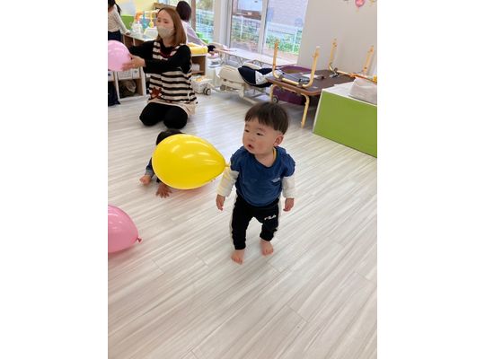 北海道　札幌　野幌　保育園　風船遊び　乳児クラス　様子