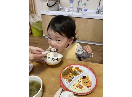給食を食べるこども①