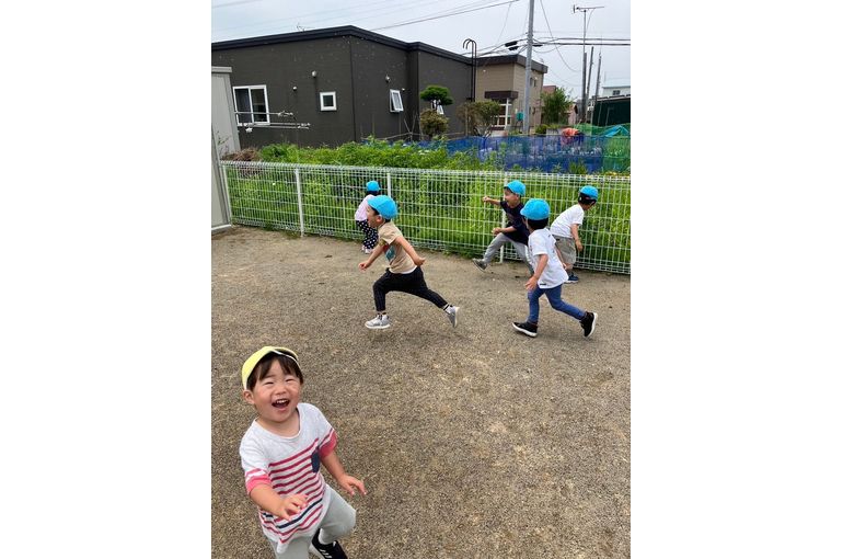 江別　保育園　園庭　霧
