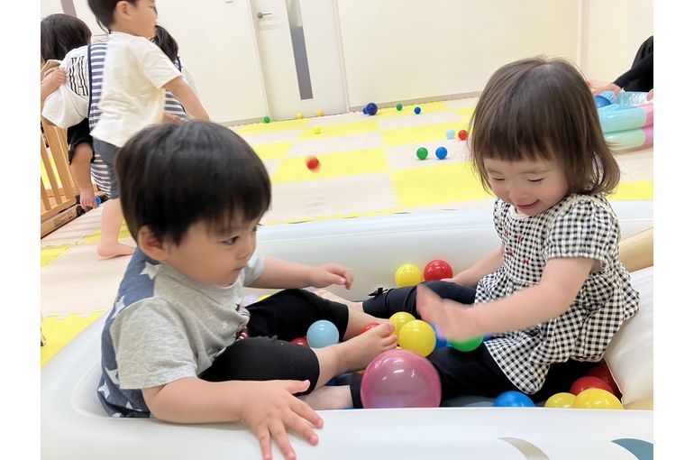 雨の日　保育園　お遊び　ボール　きっずぱーく