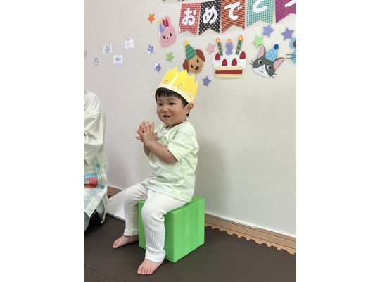 誕生日　お祝いされるこども