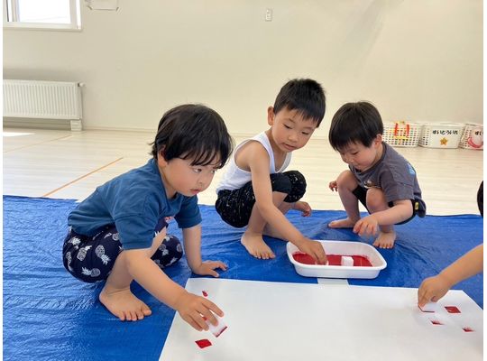 北海道　札幌　厚別　保育園　絵具遊び　様子