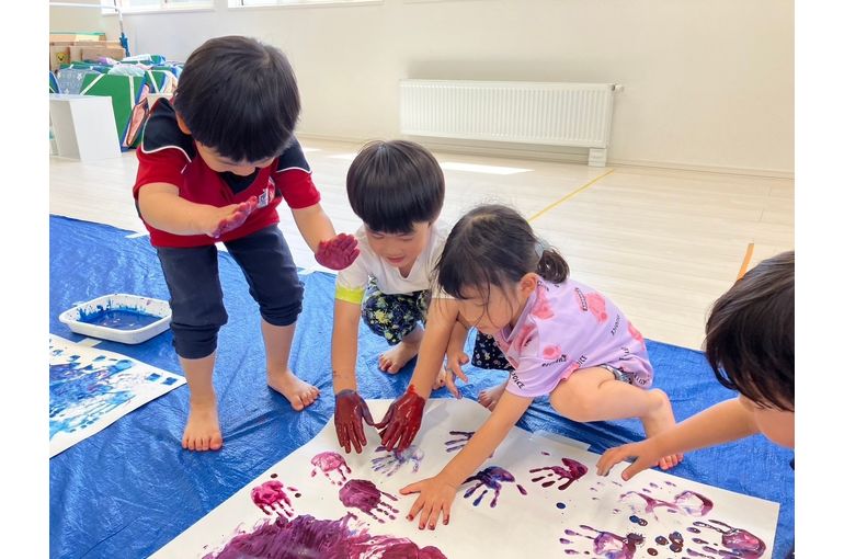 北海道　札幌　厚別　保育園　絵具遊び　２色使い　様子