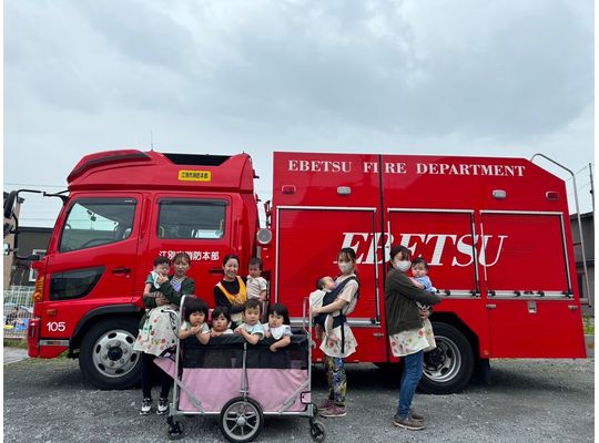 消防車の前で記念撮影