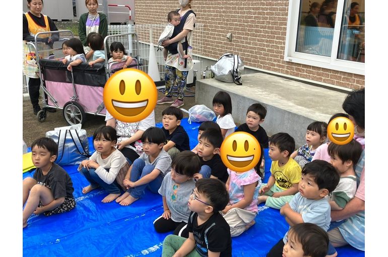真剣に話を聞く子供たち
