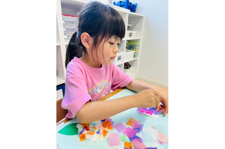 北海道　札幌市　厚別　保育園　製作　アジサイづくり　女の子の様子