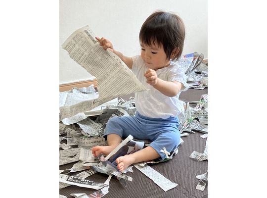 保育園　新聞遊び　園児