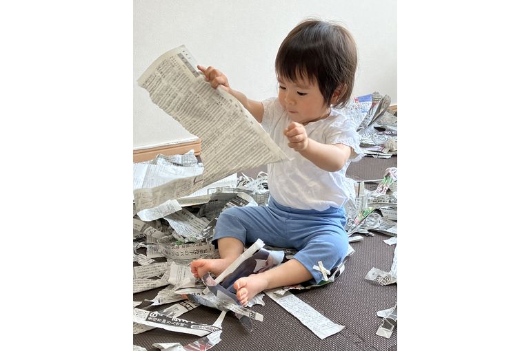保育園　新聞遊び　園児