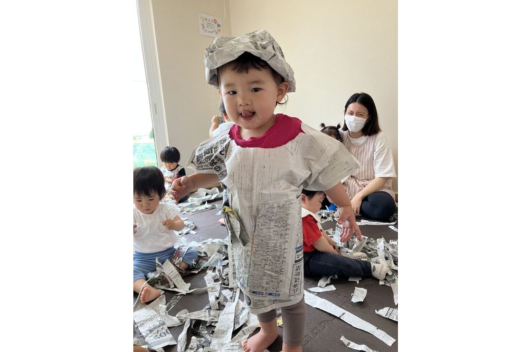 保育園　新聞　服　帽子　