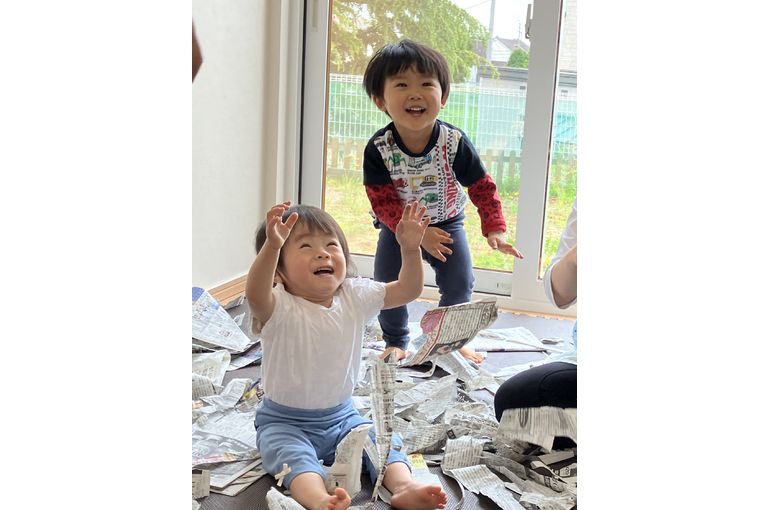 保育園　新聞　帽子