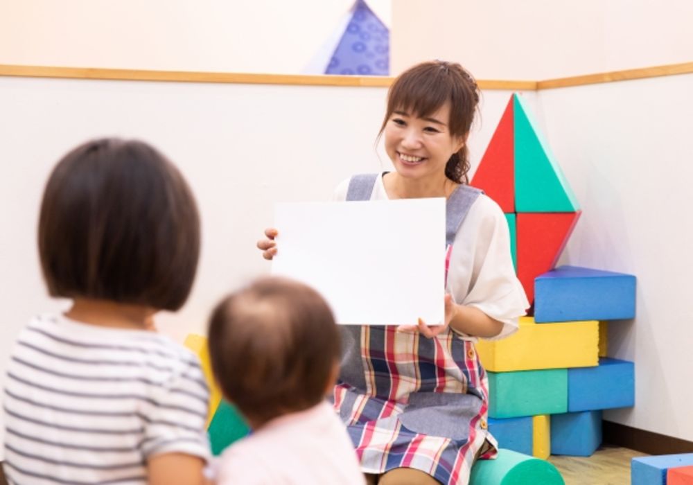 札幌　保育園　絵本　読み聞かせ　様子