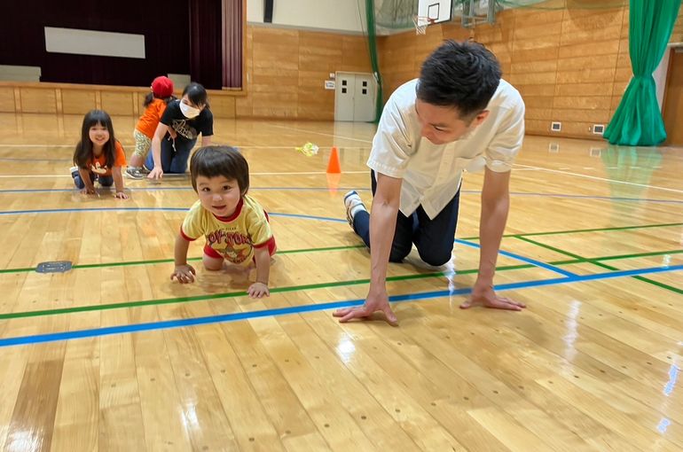 札幌　近郊　江別　保育園　ハイハイレース　親子　笑顔　様子