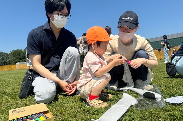 札幌　近郊　江別　保育園　飛行機　色塗り　家族　様子