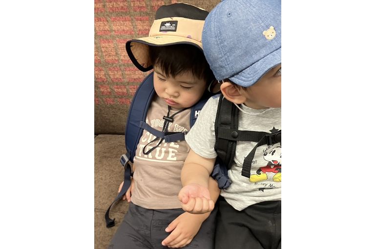 地下鉄で移動するこどもたち