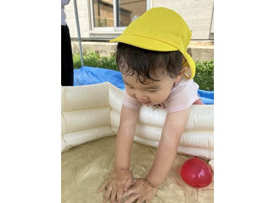 水の感触を楽しむこども