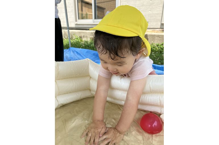 水の感触を楽しむこども