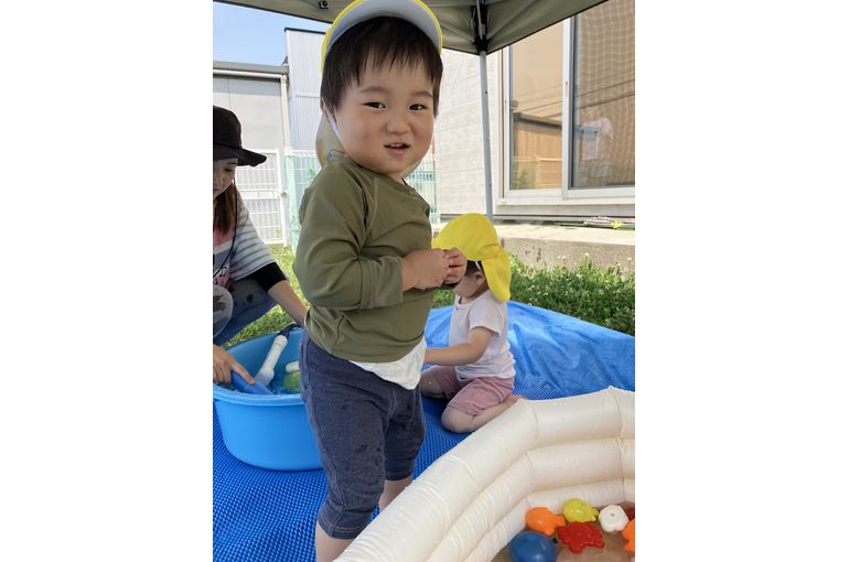水遊びを楽しむこども