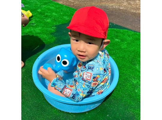 じょうろで遊ぶこども