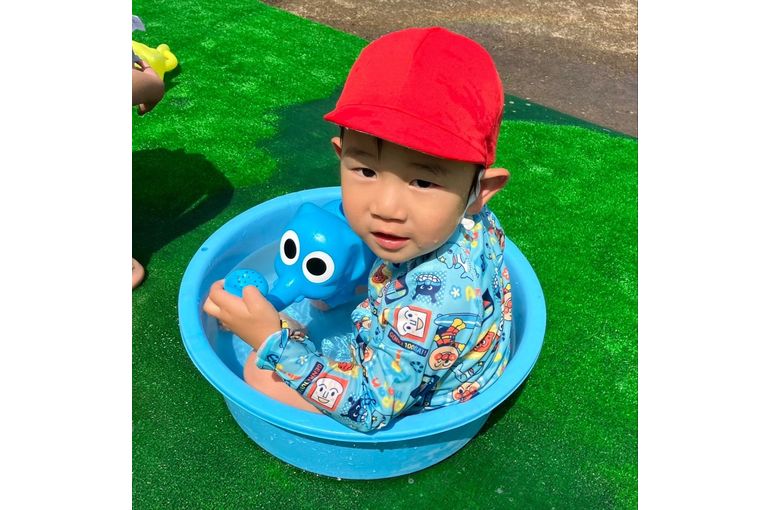 じょうろで遊ぶこども