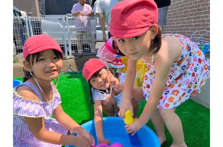 水鉄砲で遊ぶ子供たち