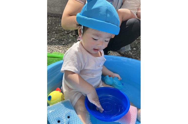 保育園　水遊び　たらい