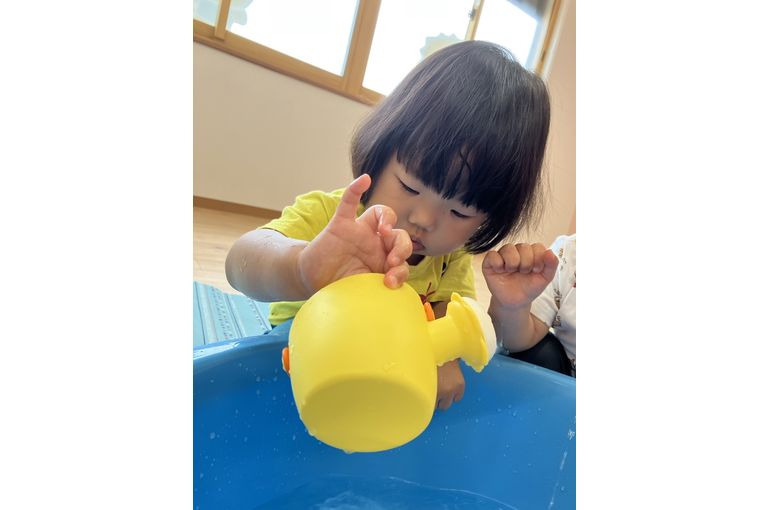 保育園　水遊び　じょうろ