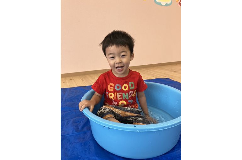 江別　保育園　たらい　水遊び　男の子