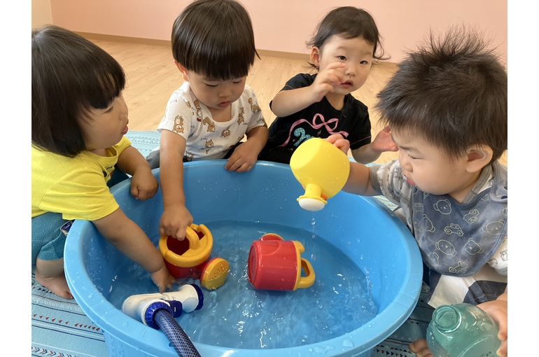 夏　たらい　水遊び　お友達
