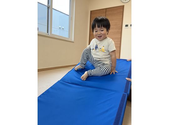 室内　保育園　マット遊び