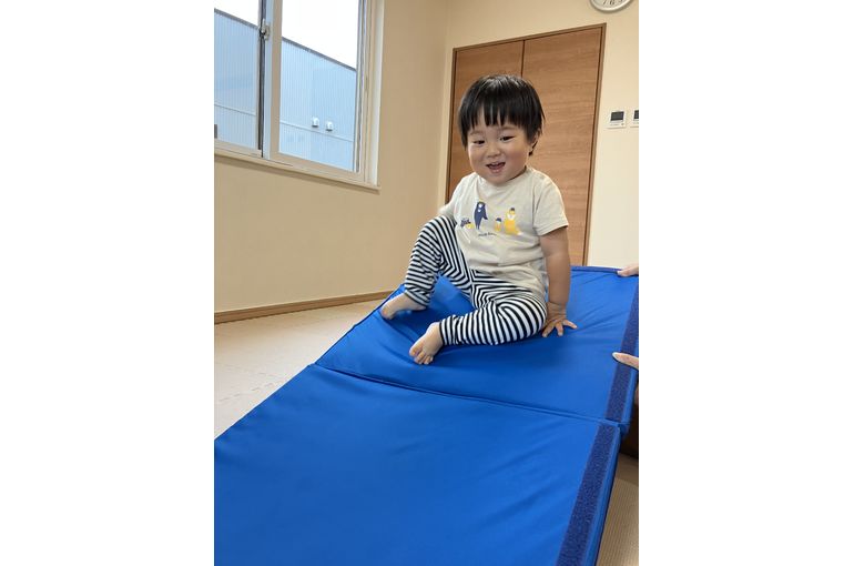 室内　保育園　マット遊び