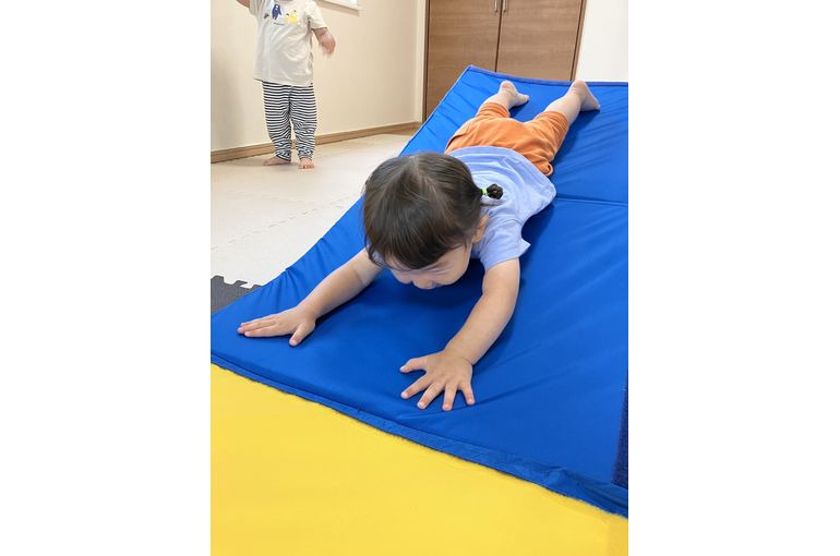 室内　保育園　マット遊び