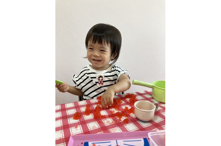 保育園　寒天遊び