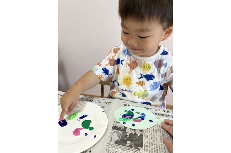 保育園　絵の具遊び