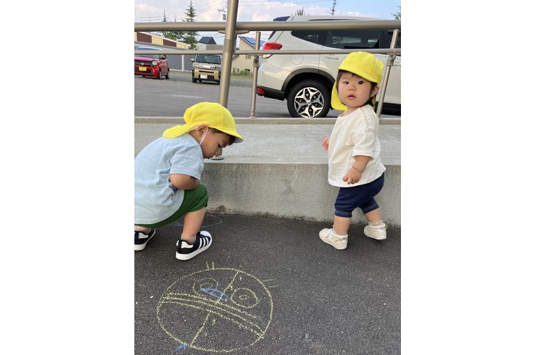 お絵描きをするこども