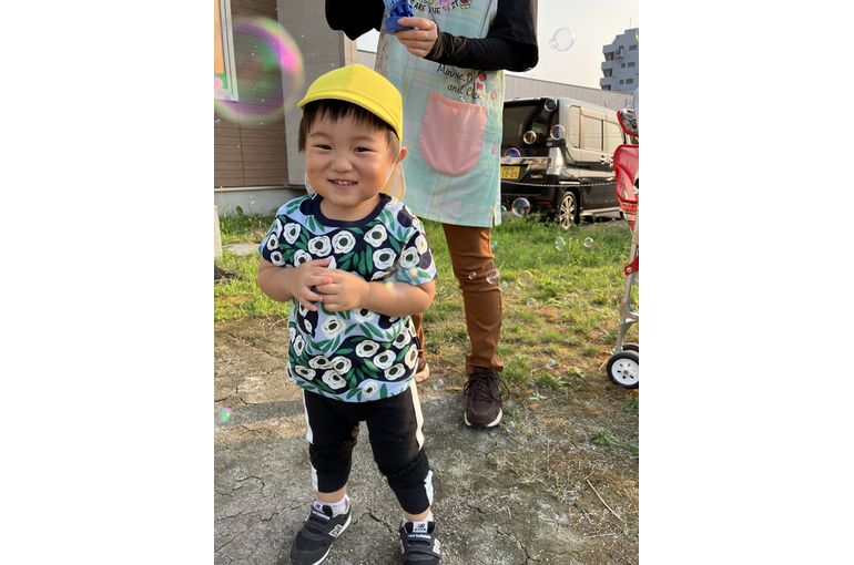 シャボン玉で遊ぶこども