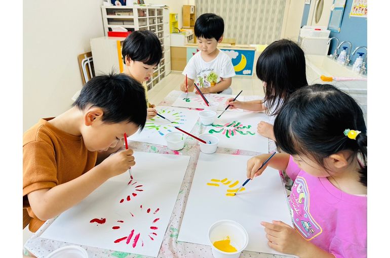 札幌市　認可保育園　花火を描くこども①