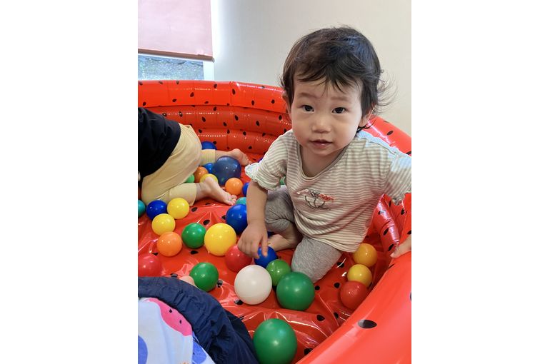 北海道　函館市　石川　保育園　ボールプール　きのこの浮き輪　遊ぶ　子どもたち　様子