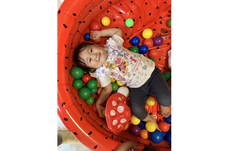 北海道　函館市　石川　保育園　ボールプール　楽しむ　子どもたちの様子