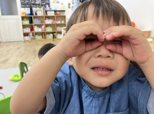 北海道　江別　保育園　手で　めがね　男の子