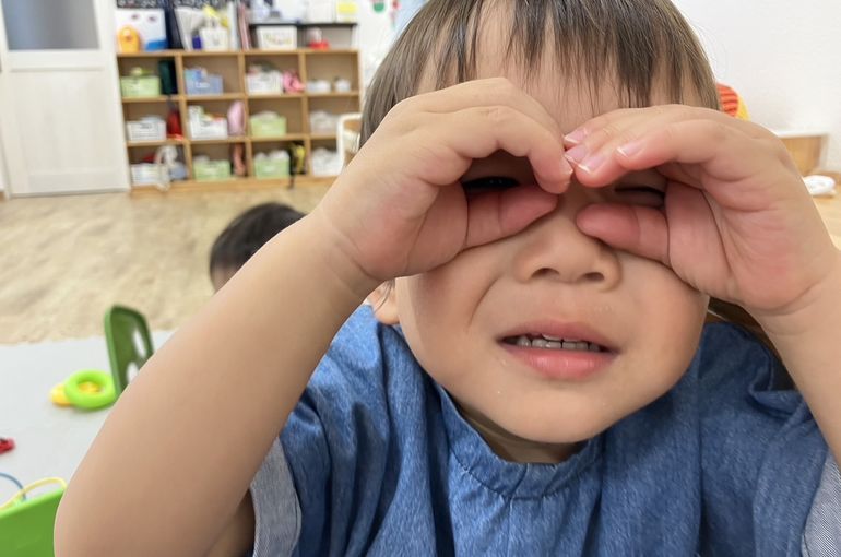 北海道　江別　保育園　手で　めがね　男の子