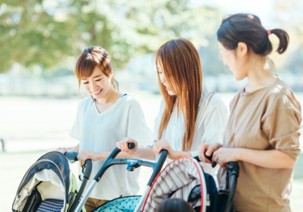 札幌市　保育園　ベビーカーを押す　お母さん３名