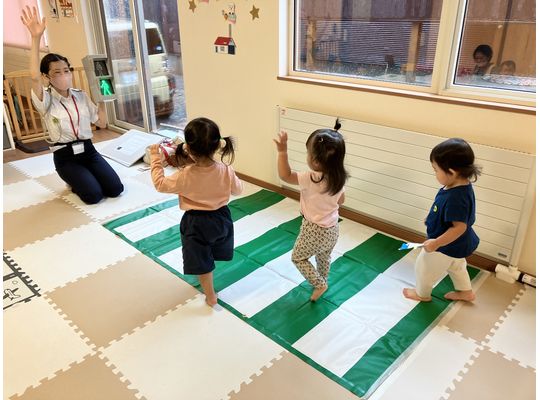 横断歩道を渡るこどもたち