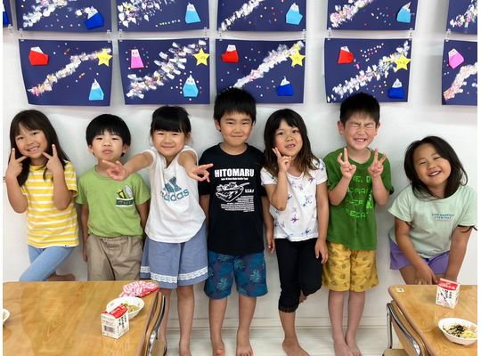 作品の前で集合写真