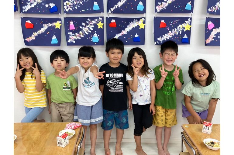 作品の前で集合写真