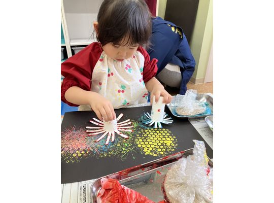 花火の制作をするこども① 