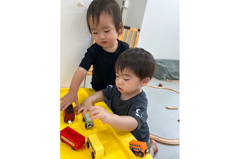 江別市　認定保育園　室内遊び　電車で遊ぶ　様子