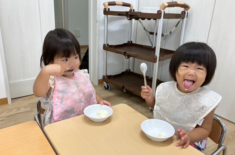 江別市　認定保育園　アイス　食べて　笑顔　子どもたち