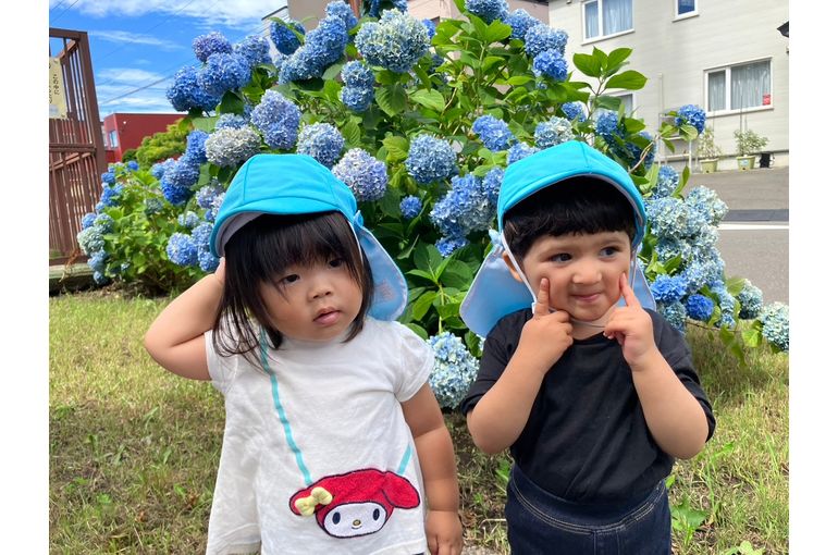紫陽花の前でポーズする2人