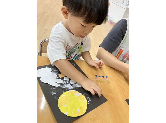 月見の制作をするこども①