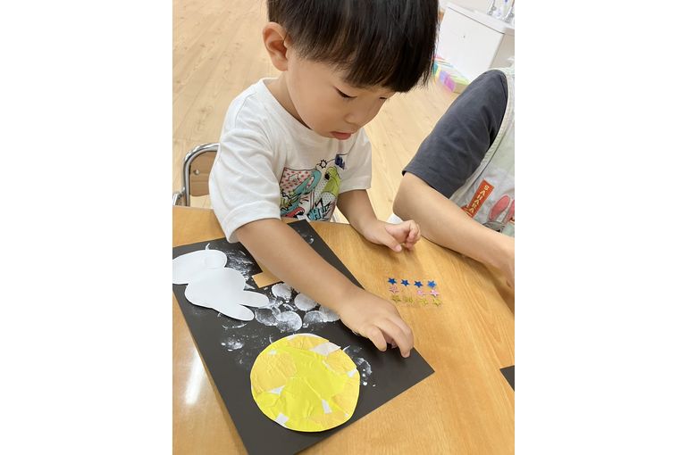 月見の制作をするこども①